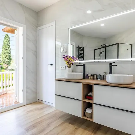 Chic With Pool & Near * El Carrer del Canonge