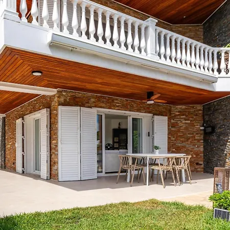 Chic With Pool & Near Villa *