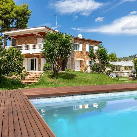 Chic With Pool & Near Villa