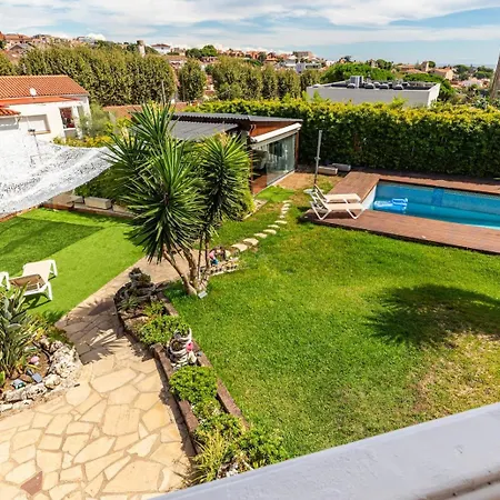 Chic With Pool & Near Villa
